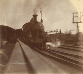 165257 Afbeelding van een trein getrokken door een stoomlocomotief uit de serie 5600 van de N.S. te Utrecht C.S.